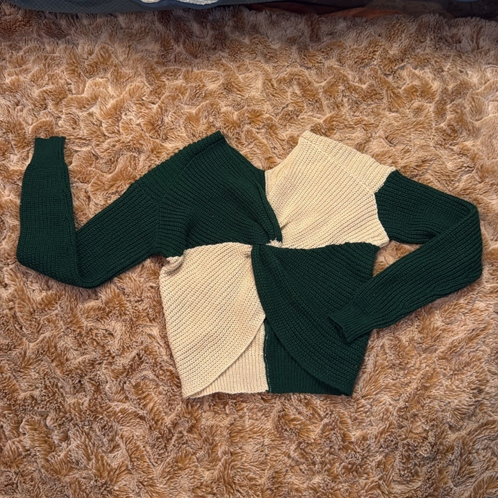 No Boundaries Two-Tone Green and Cream Sweater size XS